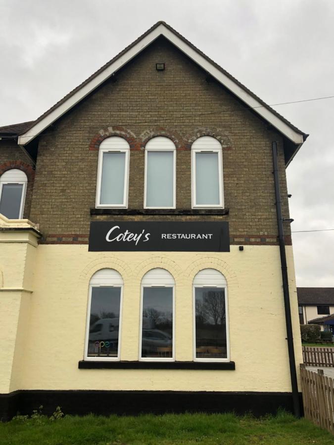 Redwings Lodge Baldock Exterior photo